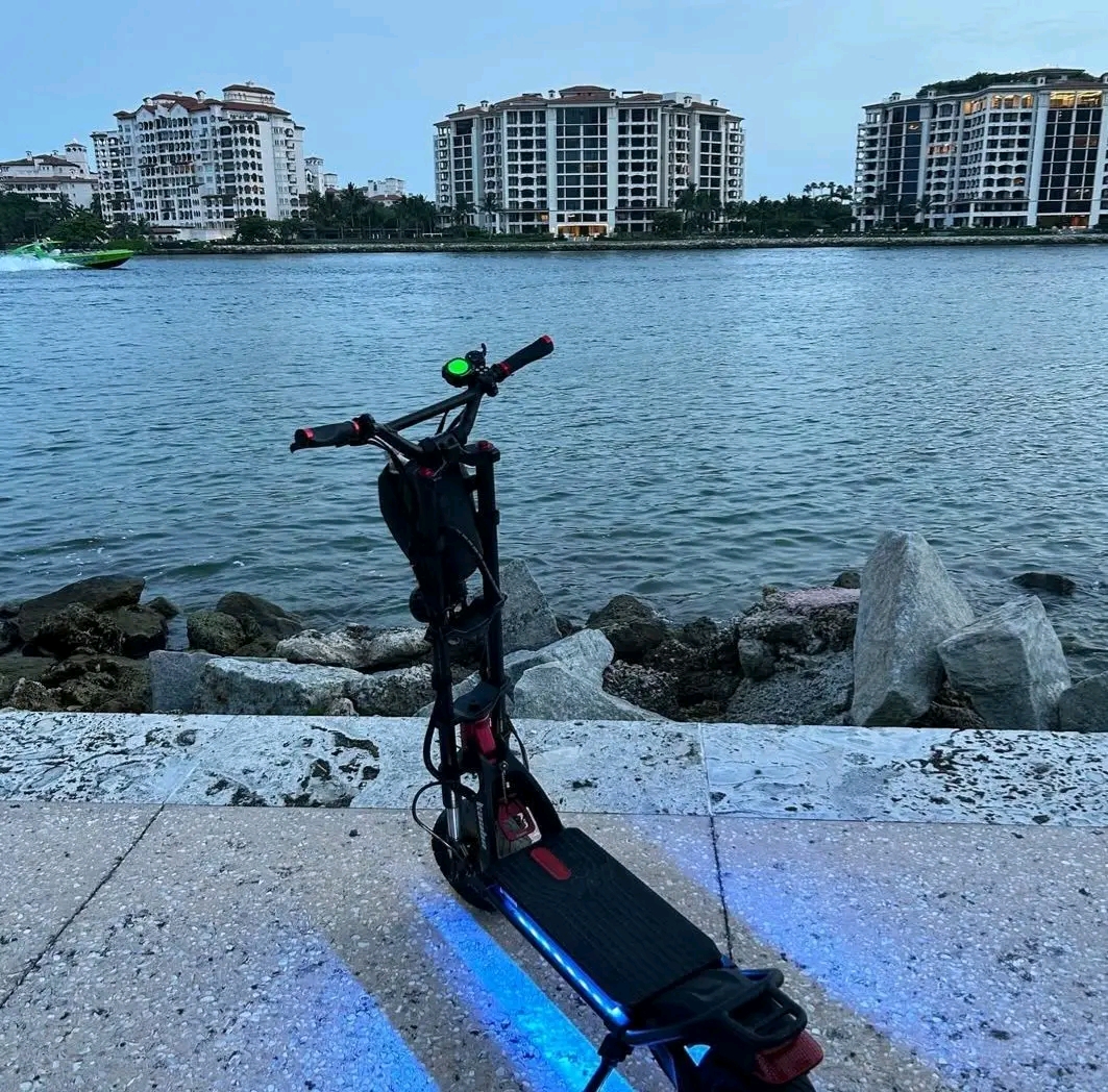 Kaabo Mantis 10– Power Meets Precision Step up to a scooter built for riders who demand more. The Mantis 10 pairs rugged, all-terrain