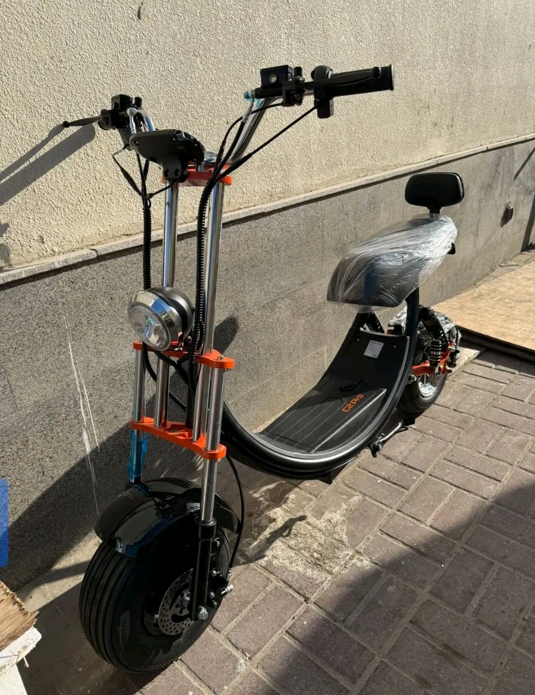 Kugoo C2 pro Motor and Speed: It features a powerful 1200W motor capable of reaching top speeds of up to 50 km/h. Battery and Range: The scooter is powered by a 48V 18.2Ah lithium battery,
