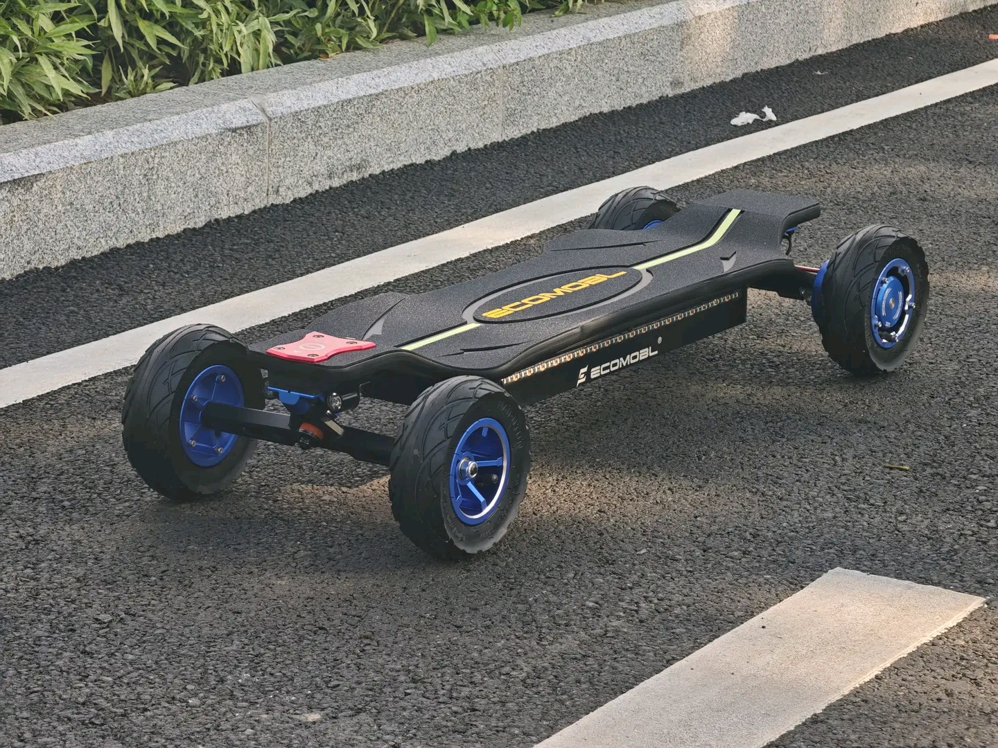 EcomoblET2 Pro 2WD - All-Terrain Electric Longboard,Built for riders who want more than a smooth sidewalk cruiser. This is a true all-terrain board: pavement