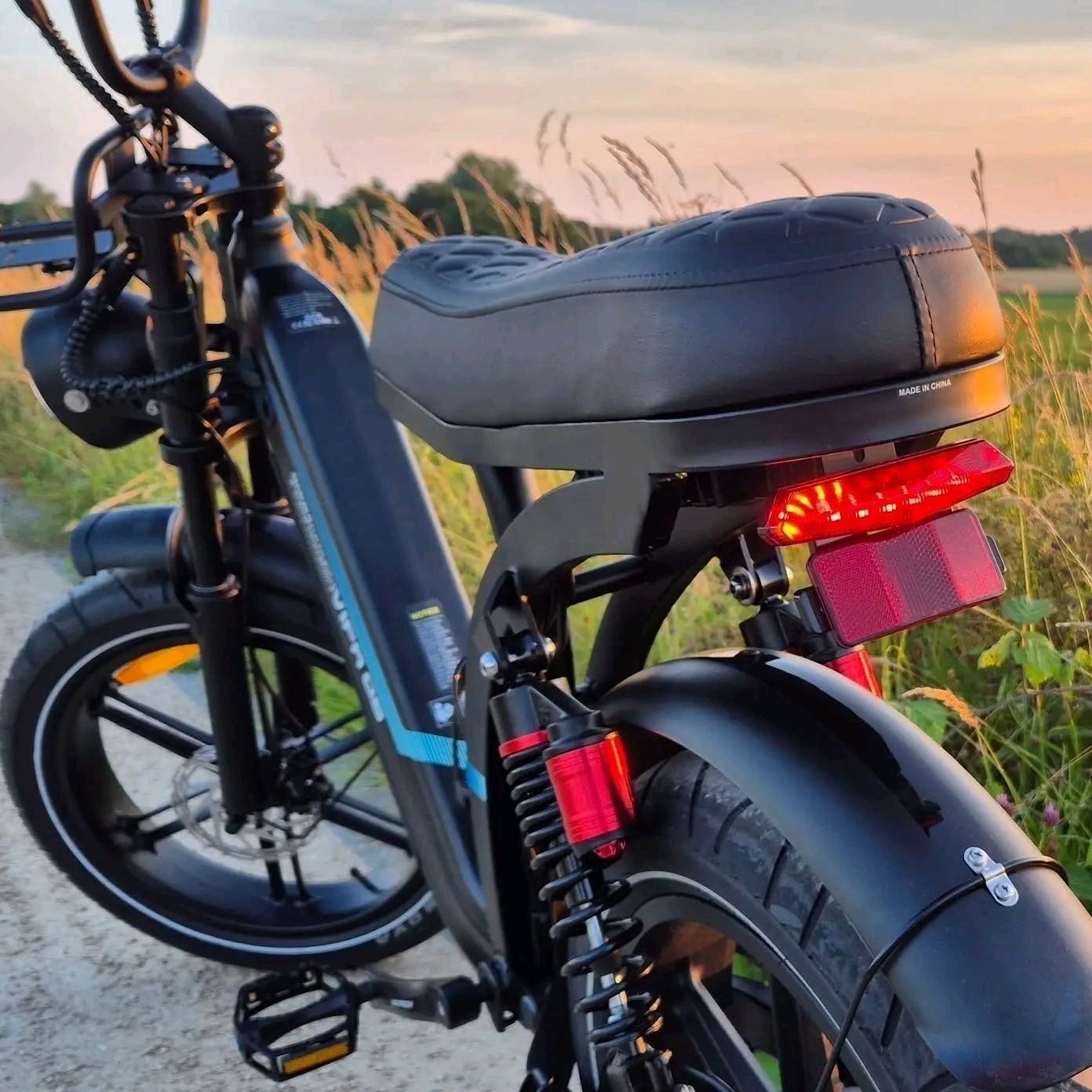 OUXI V8 -Cruiser Comfort, Electric Power Built for the ride, not just the commute. The OUXI V8 blends a moped-inspired frame with a plush bench seat,