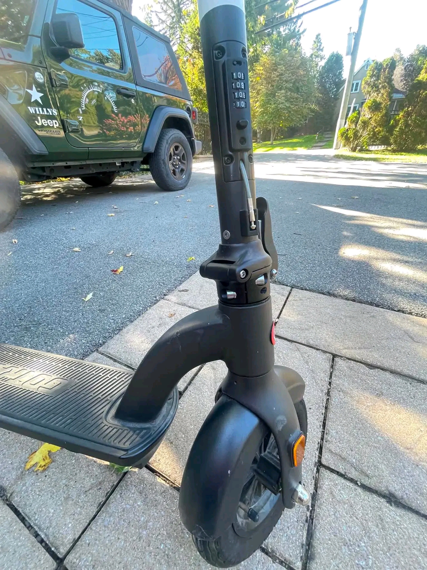 Gotrax G4 Electric Scooter, 10" Solid Tires, Max 40 Km Range, 32Km/h Power by 500W Motor, Double Anti- Theft Lock