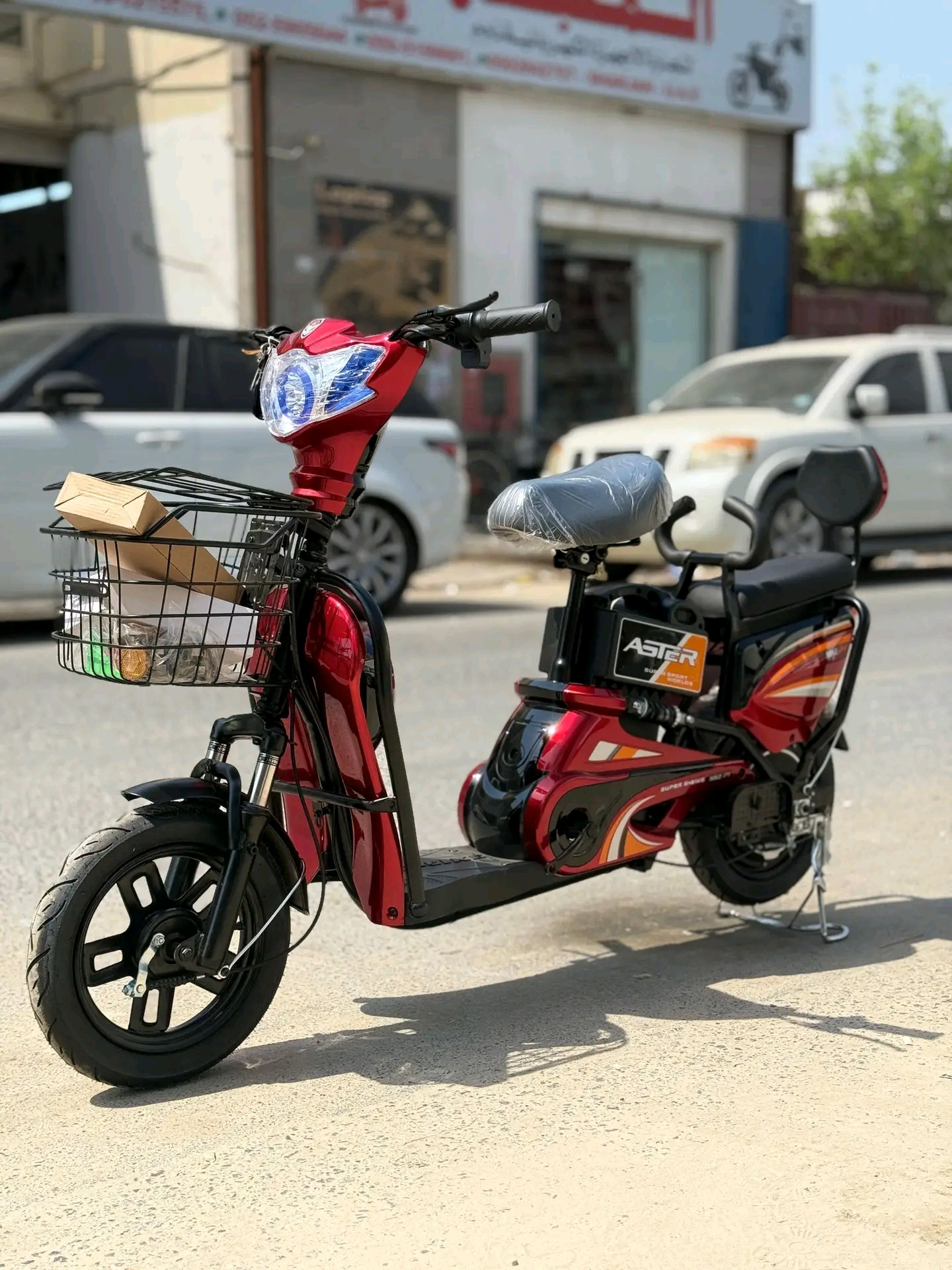 Aster 14 inch e bike, Motor: 2000W (on scooter models). Battery: 48V 13AH. Range: 35-45 km. Features: Foldable, with seat, digital display,