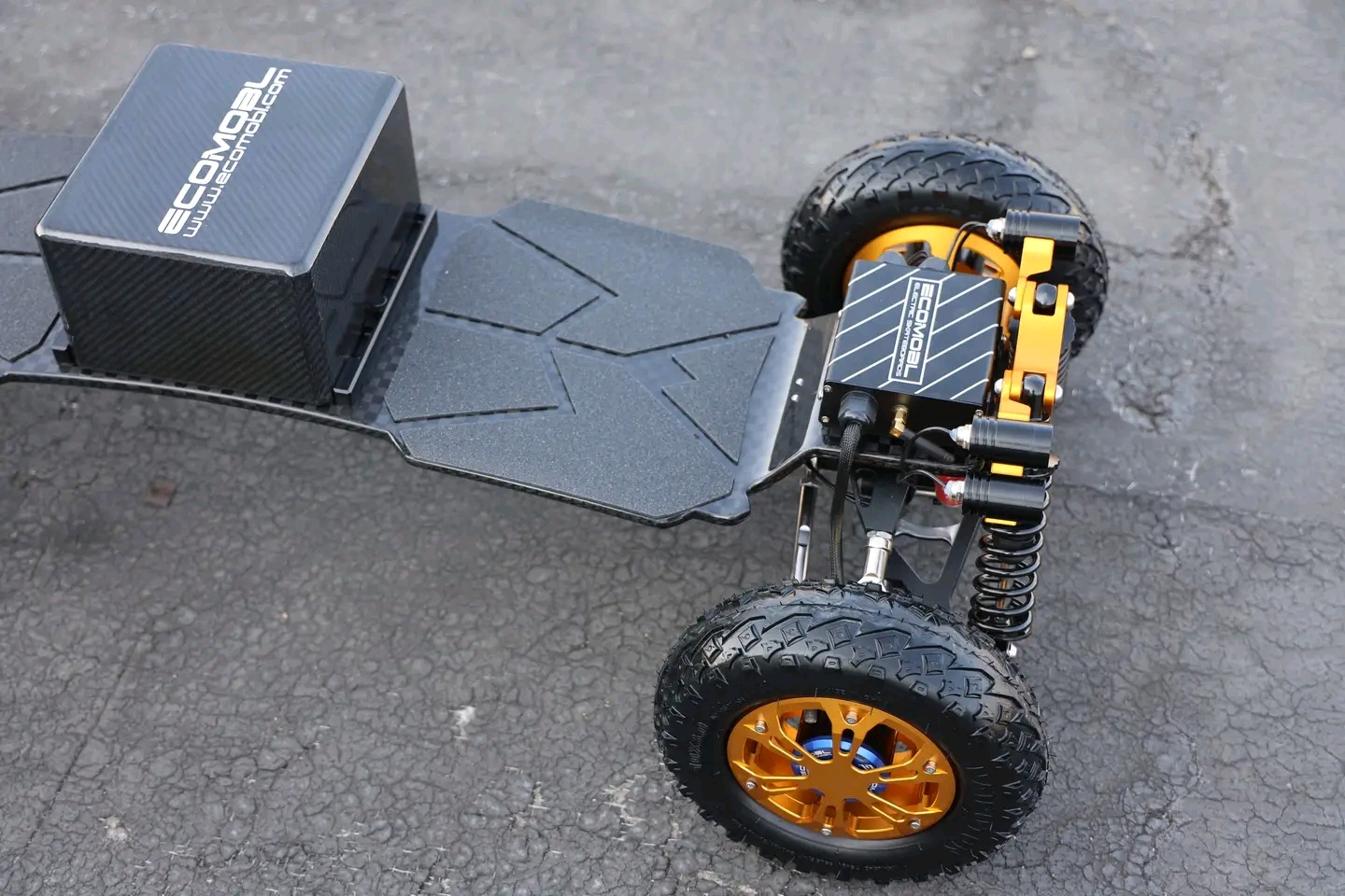 Hybrid X5 electric mountain board combines full suspension and 4WD power for ultimate all-terrain freedom.