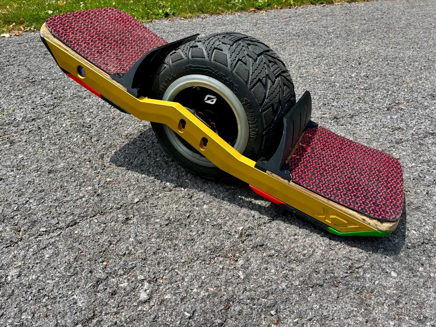 Onewheel  XR , Fungi x7 gold rails Sticky feet grip tape Thundercat tire Rim savers Printed FF fenders Bang bumper Stock charger Fast charger