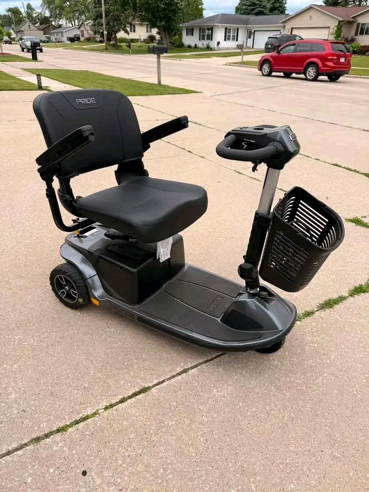 Pride Revo 2. Black and grey, Heavy duty unit with 400 pound weight capacity. Breaks down into 4 pieces for easy transportation no need for scooter lift on your vehicle.