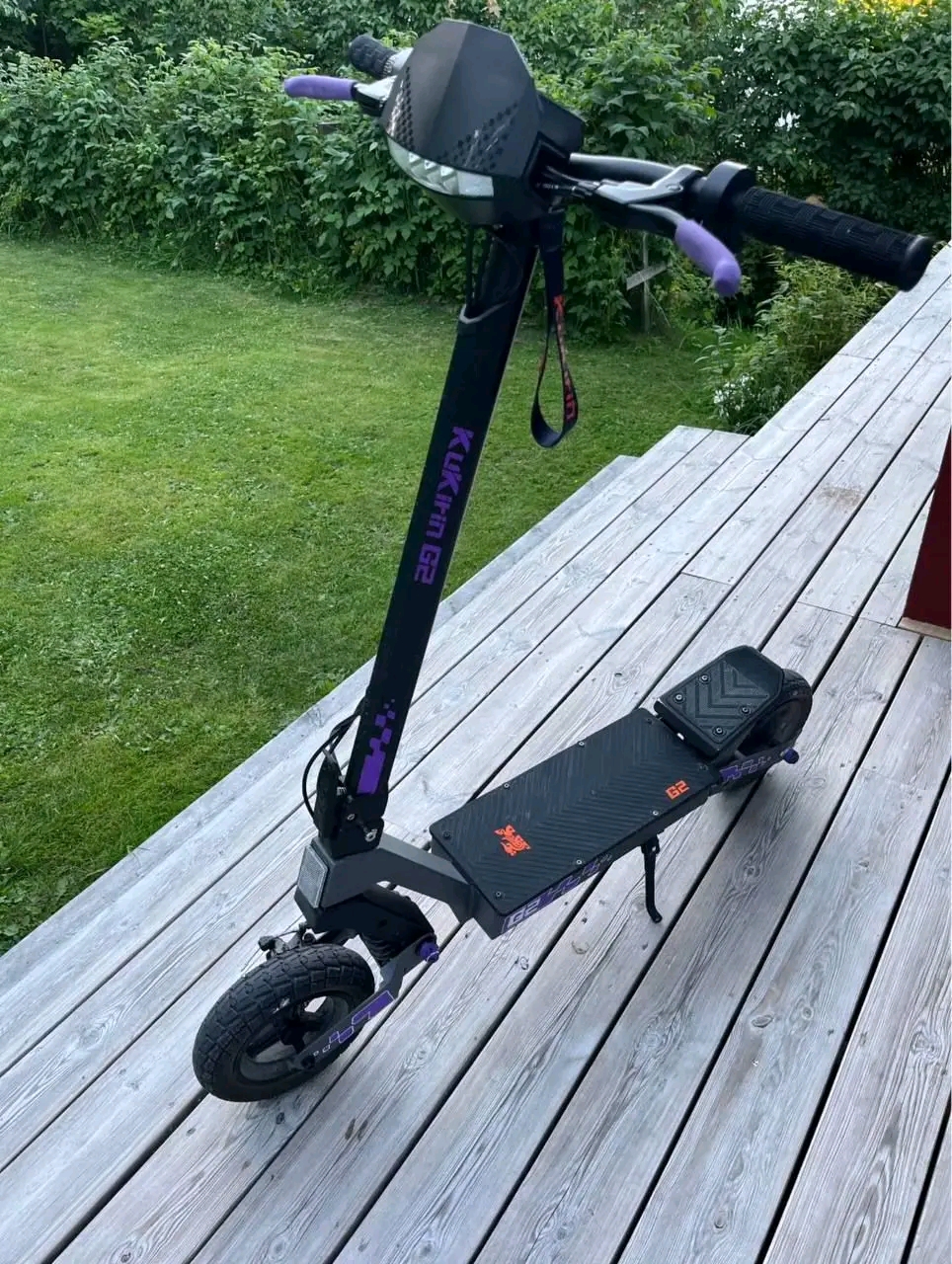 Kukirin G2 Top Speed: 55 km/h Range: 60 km Motor: 800W Battery: 48V 18.8Ah Brakes: Double Disc Brakes Tires: 10-inch Off-Road Tires
