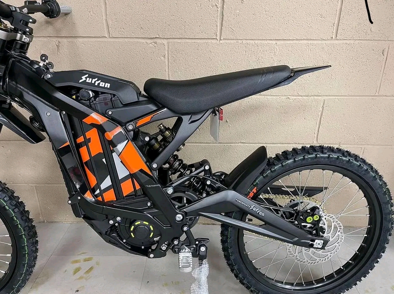 2023 SURRON ELECTRIC DIRT BIKES.60v 40AH Version SuRon Fat bars Eco/sport Mode Carbon Kevlar Belt Kke Suspension Wavey disc Twin pot callipers
