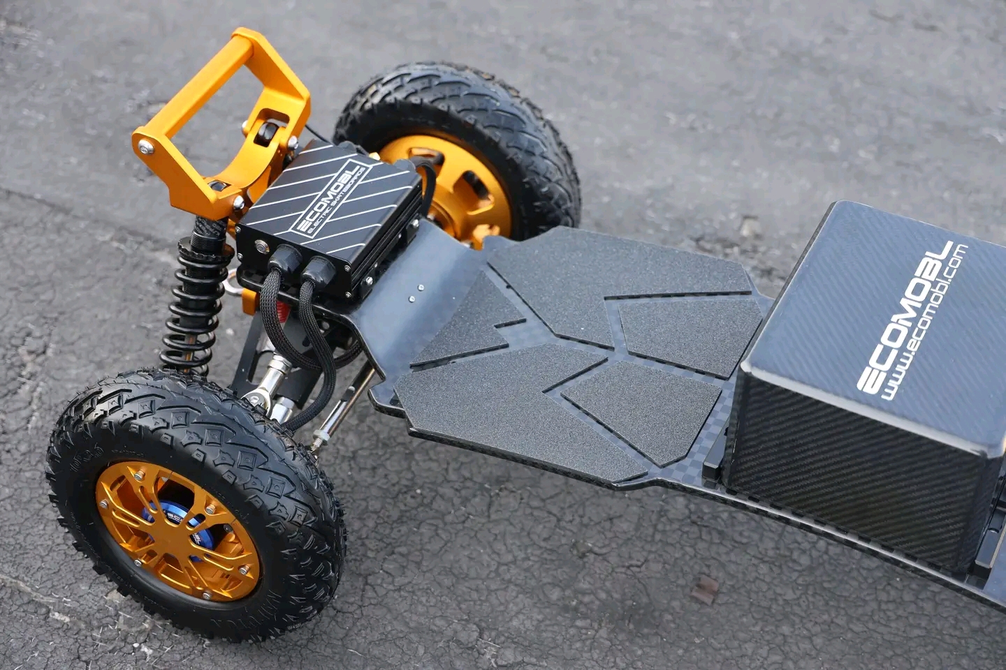 Hybrid X5 electric mountain board combines full suspension and 4WD power for ultimate all-terrain freedom.