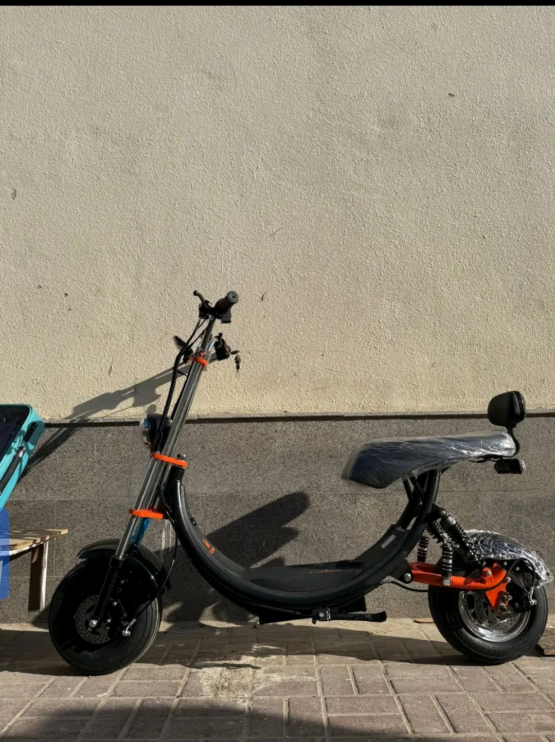 Kugoo C2 pro Motor and Speed: It features a powerful 1200W motor capable of reaching top speeds of up to 50 km/h. Battery and Range: The scooter is powered by a 48V 18.2Ah lithium battery,