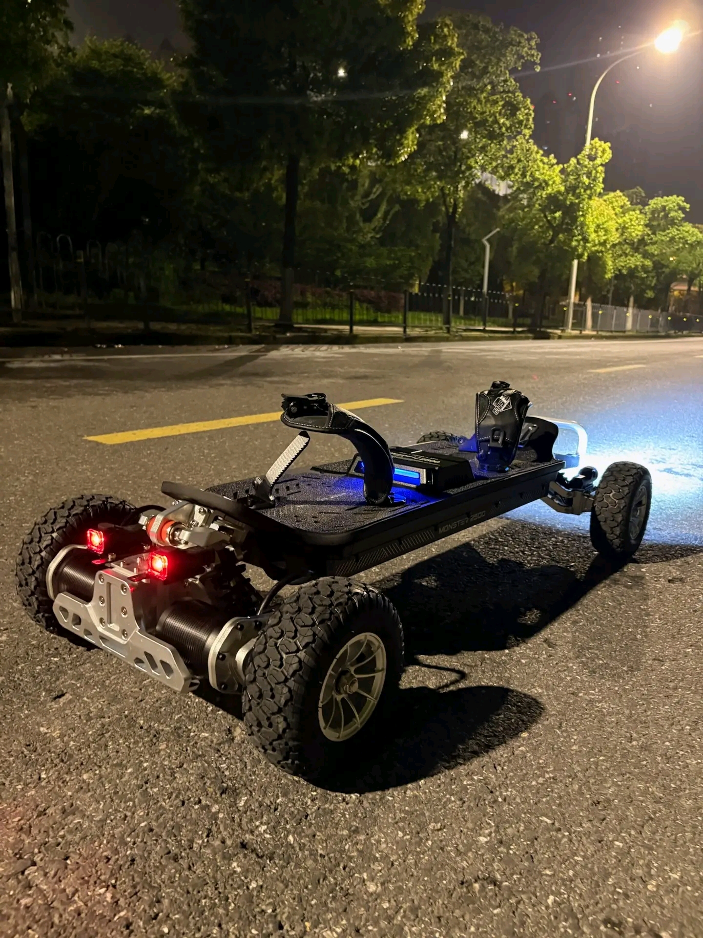 Meepo Monster 2500: "How much weight can it handle?" The answer is: 700 Ibs / 300 kg Max Load Capacity