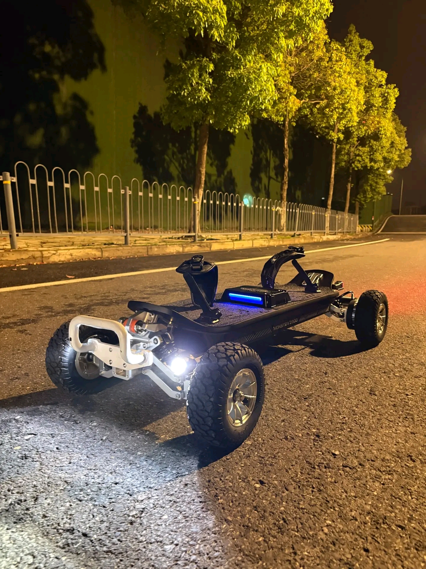 Meepo Monster 2500: "How much weight can it handle?" The answer is: 700 Ibs / 300 kg Max Load Capacity