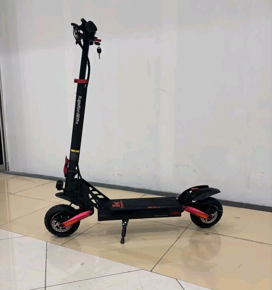Kugookirin g2 pro Motor: 600W to 80OW brushless motor (speeds up to 45 km/h). Battery: 48V 15Ah lithium battery (approx. 7-8 hours charging time).