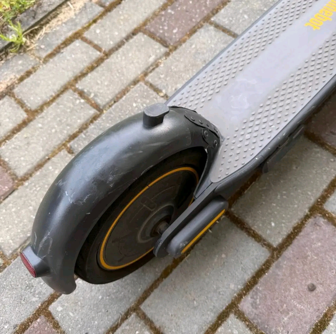 Segway Ninebot Max G30,Specifications: Top Speed: 25 krm/h Range: 65 km Motor: 350W Battery: 551Wh Tires: 10-inch Tubeless Pneumatic Tires