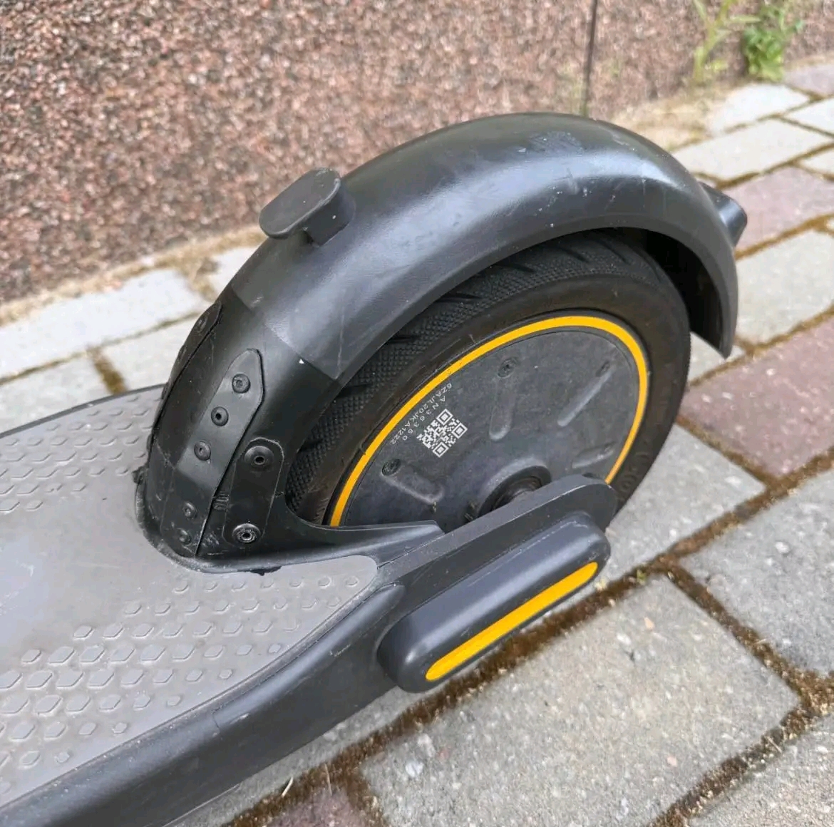 Segway Ninebot Max G30,Specifications: Top Speed: 25 krm/h Range: 65 km Motor: 350W Battery: 551Wh Tires: 10-inch Tubeless Pneumatic Tires
