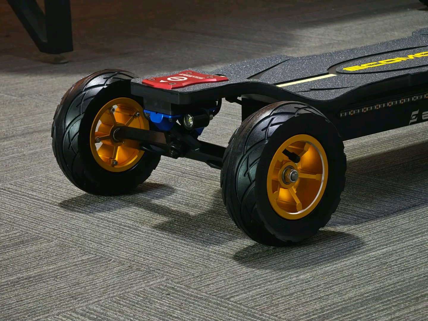 Ecomobl ET2 Pro (2WD) with a gold-accented finish for a look that's entirely its own.