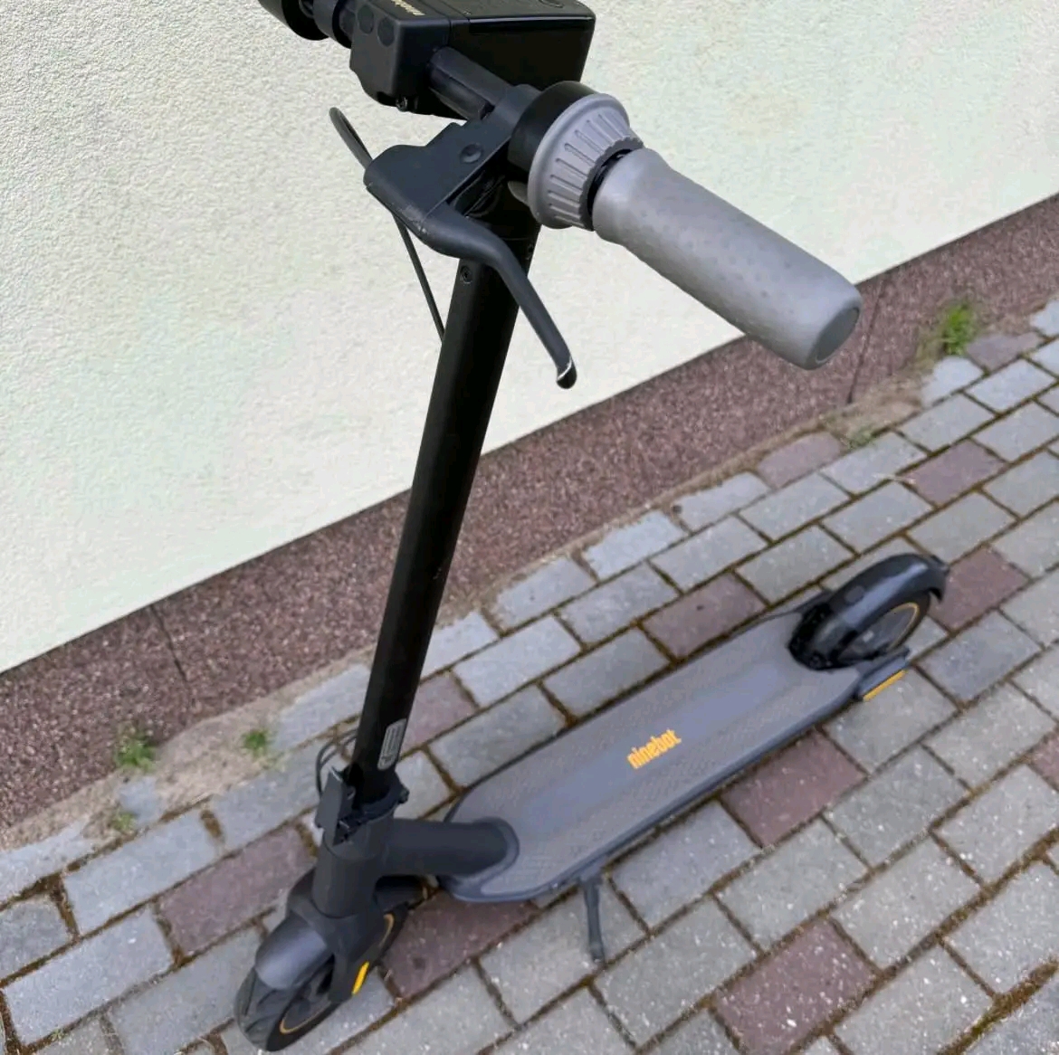 Segway Ninebot Max G30,Specifications: Top Speed: 25 krm/h Range: 65 km Motor: 350W Battery: 551Wh Tires: 10-inch Tubeless Pneumatic Tires