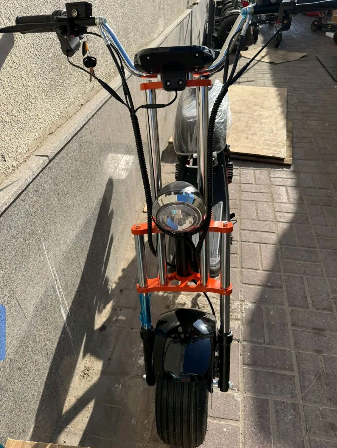 Kugoo C2 pro Motor and Speed: It features a powerful 1200W motor capable of reaching top speeds of up to 50 km/h. Battery and Range: The scooter is powered by a 48V 18.2Ah lithium battery,